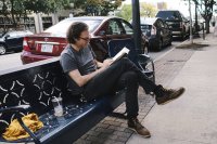 Mężczyzna czytający książkę